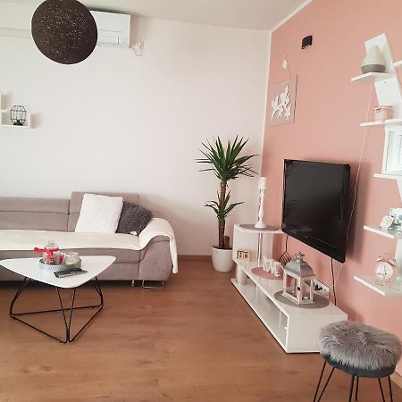 Apartmani Milutin Brodarica  Eksteriør billede
