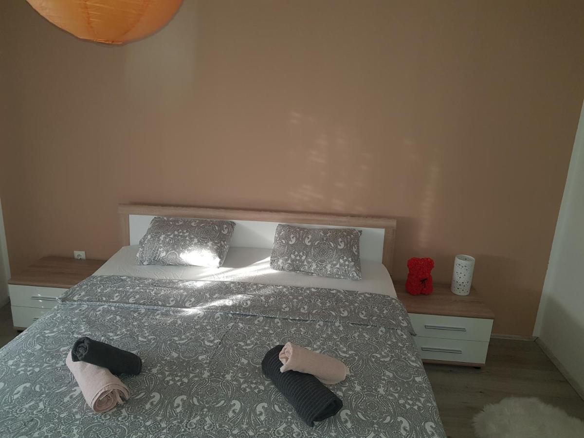 Apartmani Milutin Brodarica  Eksteriør billede