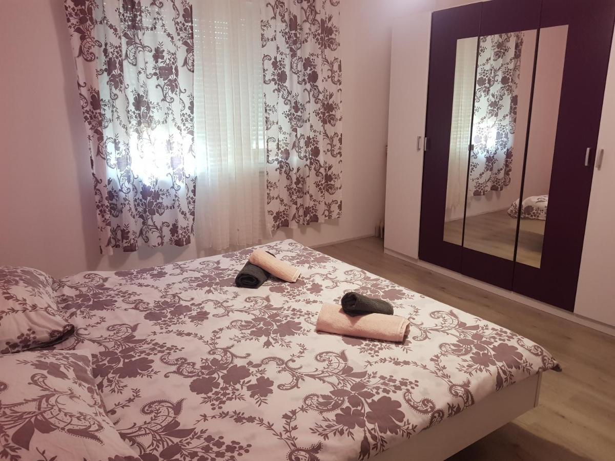 Apartmani Milutin Brodarica  Eksteriør billede
