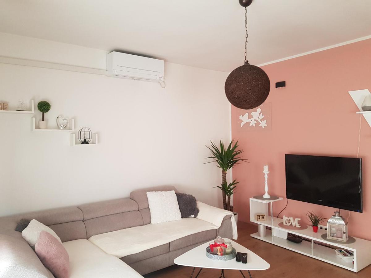 Apartmani Milutin Brodarica  Eksteriør billede