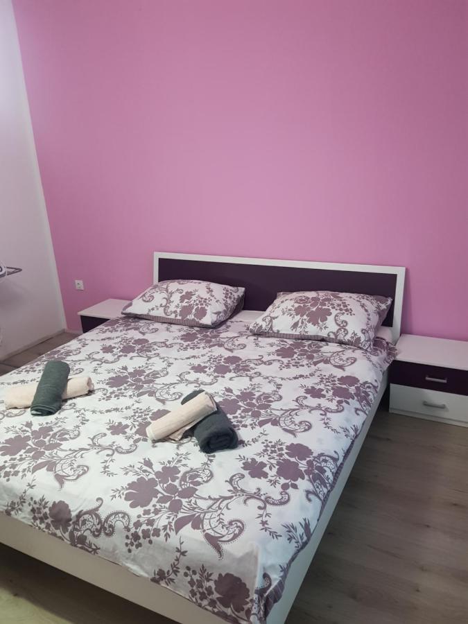 Apartmani Milutin Brodarica  Eksteriør billede