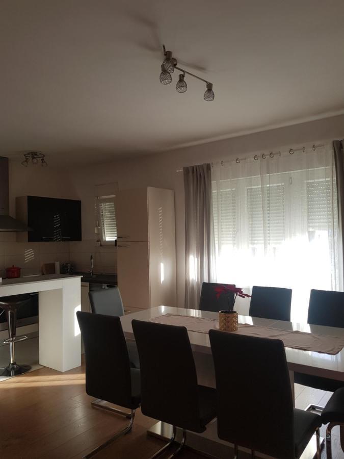Apartmani Milutin Brodarica  Eksteriør billede