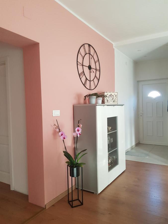 Apartmani Milutin Brodarica  Eksteriør billede