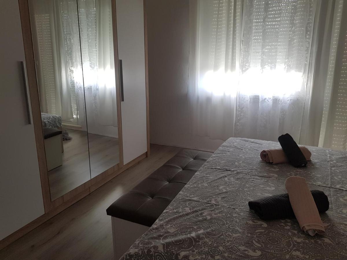 Apartmani Milutin Brodarica  Eksteriør billede