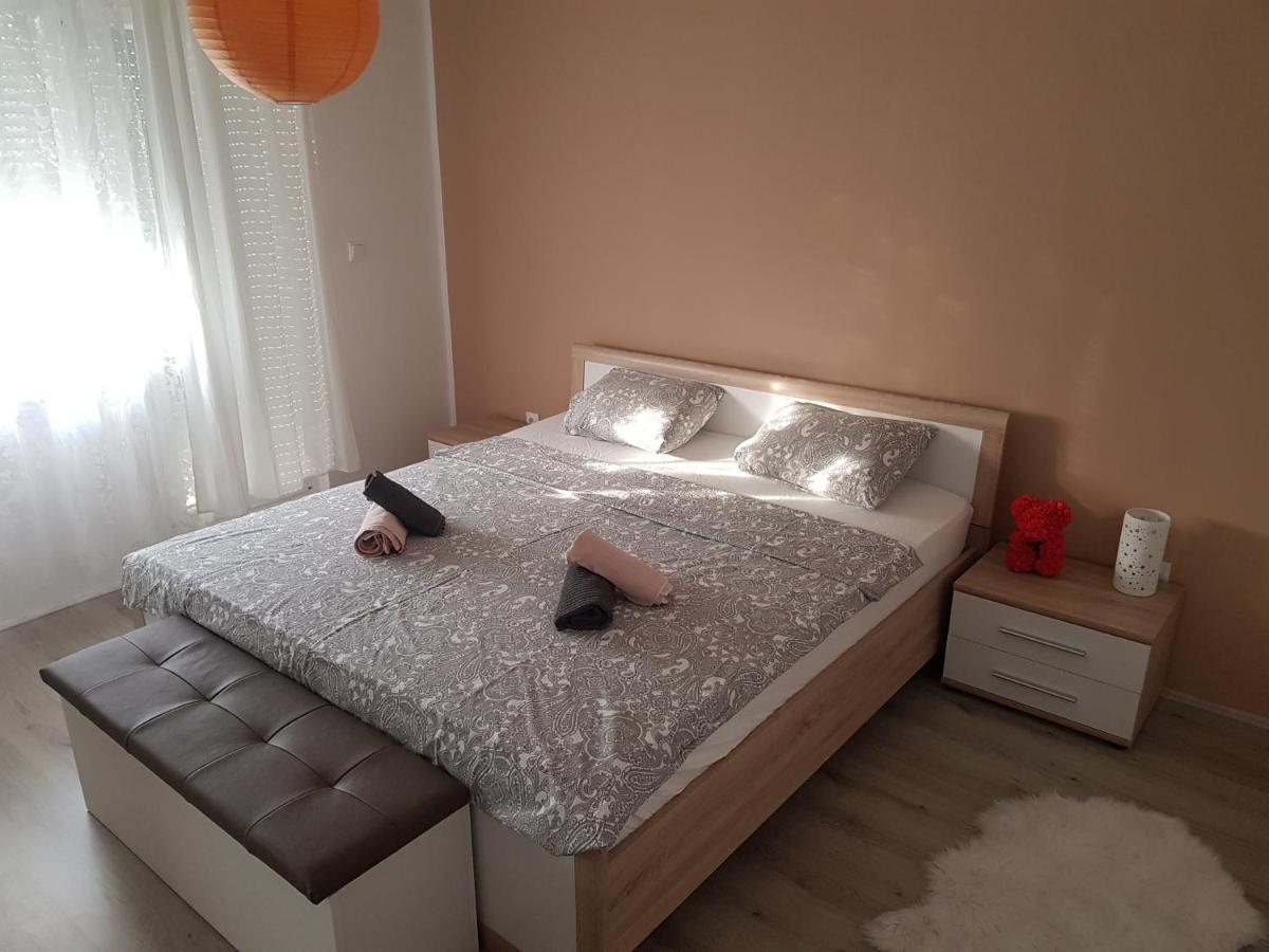 Apartmani Milutin Brodarica  Eksteriør billede