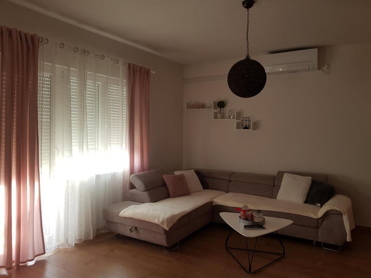 Apartmani Milutin Brodarica  Eksteriør billede